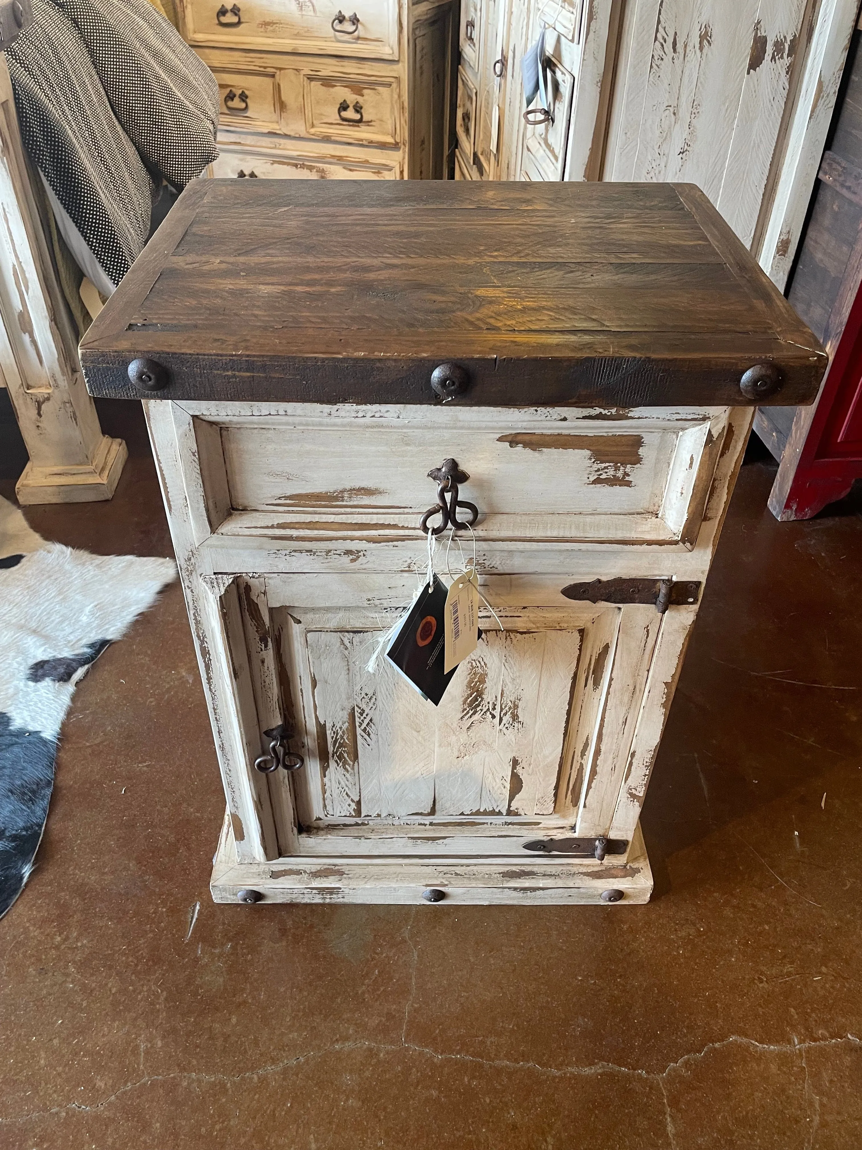 RUSTIC SANTA CRUZ OLDIE WHITE BEDROOM SET